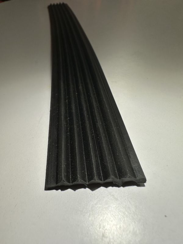 Тактильна гумова стрічка 36 мм чорна – протиковзний напрямний елемент для безпечної навігації