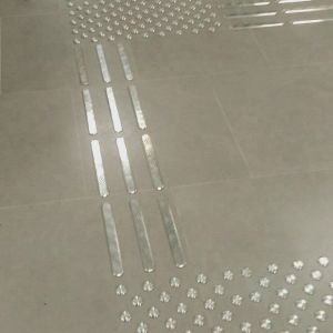 Тактильна алюмінієва смуга з протиковзкими насічками